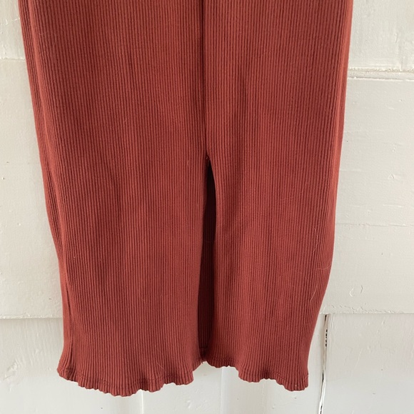 Ribbed Maroon Bodicon Midi Dress - Picture 4 of 4